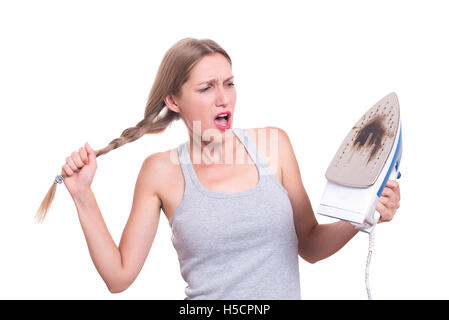 Schockiert Frau mit verbrannten Eisen Stockfoto