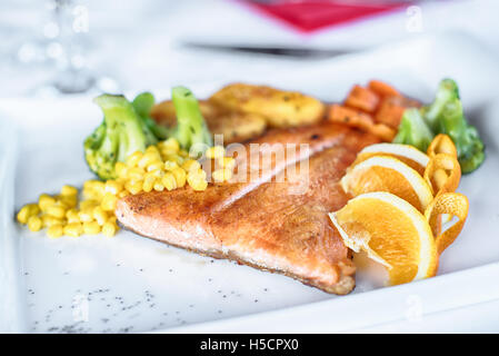 Gegrillter Lachs mit Frühlingsgemüse auf weißen Teller Stockfoto