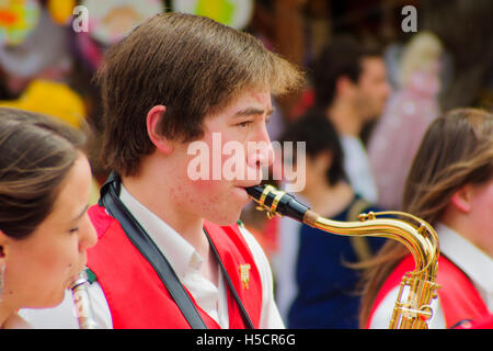 VILLA GENERAL BELGRANO, Argentinien - 4. Oktober 2009: Oktoberfest Festival Parade mit Musik-Player, in Villa General Belgrano, Stockfoto