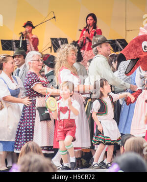 VILLA GENERAL BELGRANO - 4. Oktober 2009: Menschen in Kostümen tanzen Oktoberfest Festival in Villa General Belgrano Cordoba, A Stockfoto