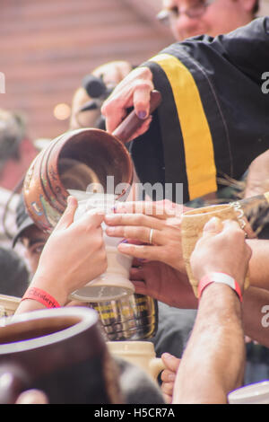 VILLA GENERAL BELGRANO - 4. Oktober 2009: Gießen Freibier beim Oktoberfest Festival in Villa General Belgrano, Cordoba, Argentinien. Stockfoto