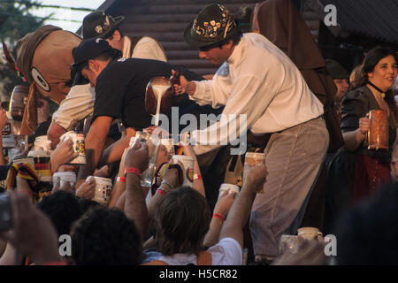 VILLA GENERAL BELGRANO - Oktober 04: Gießen Freibier beim Oktoberfest Festival. 4. Oktober 2009 in Villa General Belgrano, Schnur Stockfoto