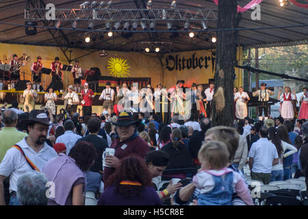 VILLA GENERAL BELGRANO - Oktober 04: Menschen feiern und tanzen auf dem Oktoberfest-Festival. 4. Oktober 2009 in der Villa General B Stockfoto