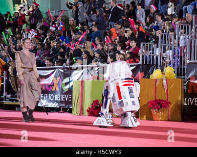 Star Wars-Charakter R2D2 besuchen die 84. Annual Hollywood Christmas Parade "The Magic of Christmas" - Featuring Marine Toys for Tots Stiftung am 29. November 2015 in Hollywood, Kalifornien, USA Stockfoto