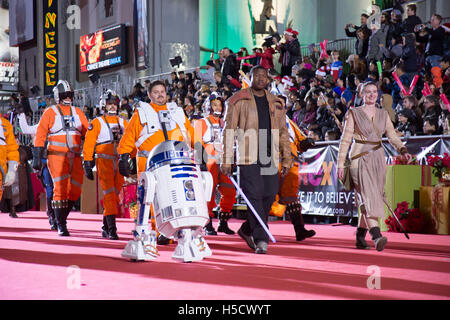 Star Wars-Charaktere besuchen die 84. Annual Hollywood Christmas Parade "The Magic of Christmas" - Featuring Marine Toys for Tots Stiftung am 29. November 2015 in Hollywood, Kalifornien, USA Stockfoto