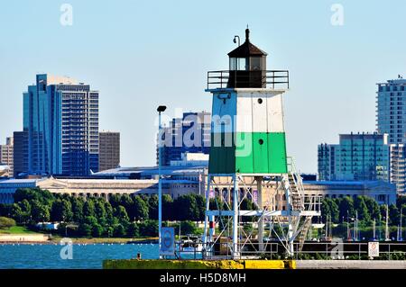 Ein Kanal Marker bewachen den Eingang zum Schloss Verbindung zwischen Lake Michigan und den Chicago River in Chicago Hafen. Chicago, Illinois, USA. Stockfoto