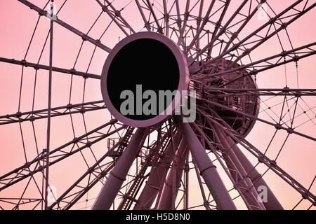 Das Leuchten von einem gedämpften Sunrise durch die Nabe des Hundertjährigen Rad, das Riesenrad am Navy Pier Chicago scheint. Chicago, Illinois, USA. Stockfoto