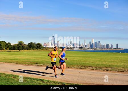 Ein paar der Teilnehmer im Chicago zur Ausführung bereit 20 Miler Veranstaltung Verfahren auf einem Pfad auf der Südseite der Stadt. Chicago, Illinois, USA. Stockfoto