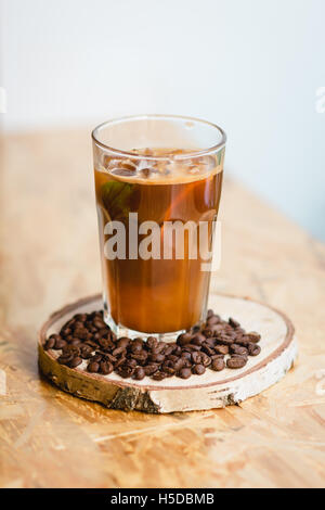 Kalter Kaffee mit Eis und Minze in einem café Stockfoto