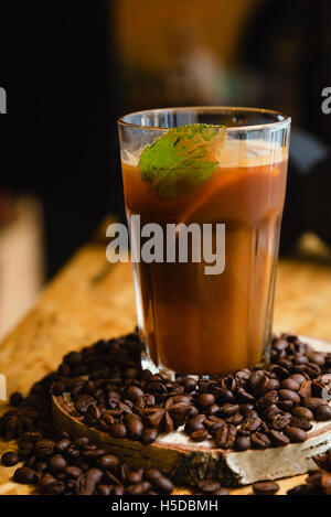 Kalter Kaffee mit Eis und Minze in einem café Stockfoto