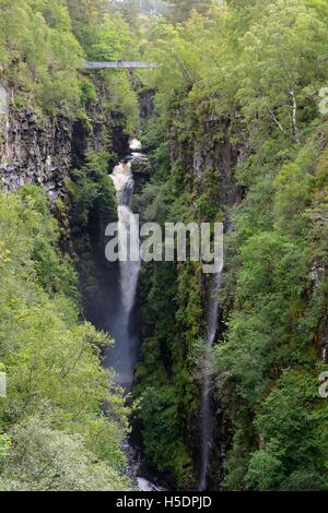 Der Droma-Fluss und die Hängebrücke bei Corrieshalloch Gorge und Falls of Measach National Nature Reserve, in den Highlands of Scotland, Großbritannien Stockfoto