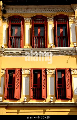 Singapur - restaurierte shop Haus mit Rost Fensterläden in Chinatown verzierten Stockfoto