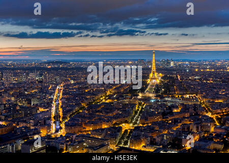 PARIS, Frankreich - AUGUST 28: Luftaufnahme des beleuchteten Eiffelturm in der Nacht am 28. August 2015 in Paris, Frankreich Stockfoto