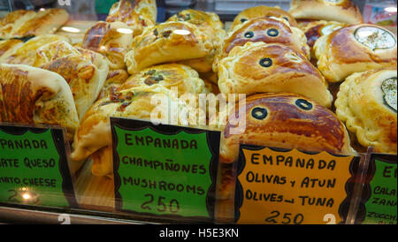 Spanische Empanadas für Verkauf - typische Spezialität aus Spanien Stockfoto