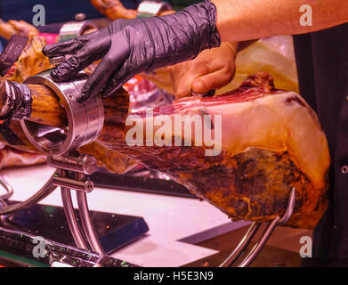 Slicing spanischen Schinken - Spezialität aus Spanien - jambon Iberico Stockfoto