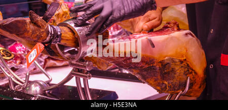 Slicing spanischen Schinken - Spezialität aus Spanien - jambon Iberico Stockfoto