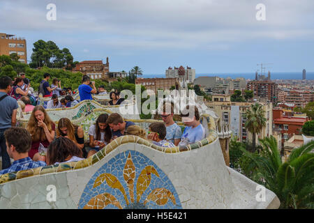 Besucher im Park Güell in Barcelona - ein schöner Ort in der Stadt entspannende Stockfoto