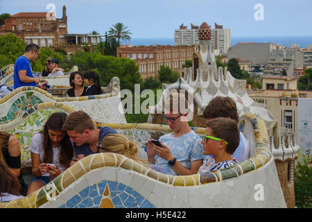 Besucher im Park Güell in Barcelona - ein schöner Ort in der Stadt entspannende Stockfoto