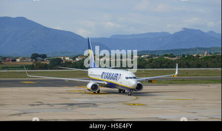 Ryanair-Flugzeug am Flughafen - niedrige Tarife airline Stockfoto