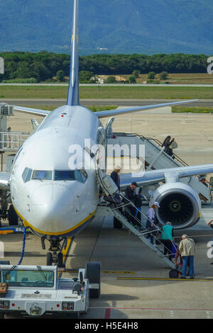 Passagiere am Flughafen aussteigen Stockfoto