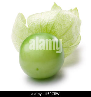 Einzelne Tomatillo (Physalis Philadelphica) mit seiner Schale. Schneidepfade, Schatten getrennt Stockfoto