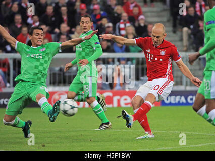 München, Deutschland. 19. Oktober 2016. Bayern Arjen Robben (R) schießt während der Gruppe D der UEFA Champions League-Fußballspiel zwischen FC Bayern München und PSV Eindhoven in München, 19. Oktober 2016. © Philippe Ruiz/Xinhua/Alamy Live-Nachrichten Stockfoto