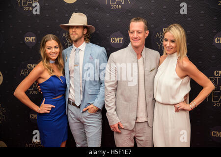 Nashville, USA. 19. Oktober 2016. Brittney Marie Cole, Brian Kelley, Tyler Hubbard, Hayley Hubbard von Florida Georgia Line kommt an die CMT-Künstler des Jahres roten Teppich. Bildnachweis: Das Foto Zugang/Alamy Live-Nachrichten Stockfoto