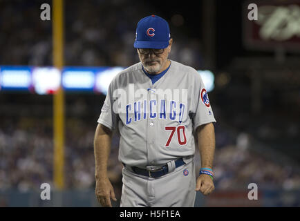 Los Angeles, Kalifornien, Vereinigte Staaten von Amerika, USA. 19. Oktober 2016. General Manager der Chicago Cubs (70) Joe Madden geht auf die Bank in Spiel vier der National League Championship Series gegen die Los Angeles Dodgers im Dodger Stadium in Los Angeles. Kalifornien auf Mittwoch, 19. Oktober 2016. Die Chicago Cubs gewann das Spiel 10-2. ARMANDO ARORIZO Credit: Armando Arorizo/Prensa Internacional/ZUMA Draht/Alamy Live News Stockfoto