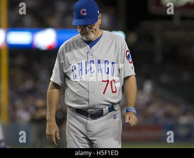 Los Angeles, Kalifornien, Vereinigte Staaten von Amerika, USA. 19. Oktober 2016. General Manager der Chicago Cubs (70) Joe Madden geht auf die Bank in Spiel vier der National League Championship Series gegen die Los Angeles Dodgers im Dodger Stadium in Los Angeles. Kalifornien auf Mittwoch, 19. Oktober 2016. Die Chicago Cubs gewann das Spiel 10-2. ARMANDO ARORIZO Credit: Armando Arorizo/Prensa Internacional/ZUMA Draht/Alamy Live News Stockfoto