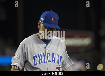 Los Angeles, Kalifornien, Vereinigte Staaten von Amerika, USA. 19. Oktober 2016. General Manager der Chicago Cubs (70) Joe Madden geht auf die Bank in Spiel vier der National League Championship Series gegen die Los Angeles Dodgers im Dodger Stadium in Los Angeles. Kalifornien auf Mittwoch, 19. Oktober 2016. Die Chicago Cubs gewann das Spiel 10-2. ARMANDO ARORIZO Credit: Armando Arorizo/Prensa Internacional/ZUMA Draht/Alamy Live News Stockfoto