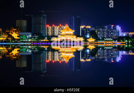 Mengzi, Mengzi, China. 17. Oktober 2016. Mengzi, CHINA-17. Oktober 2016: (nur zur redaktionellen Verwendung. CHINA aus) Nacht Blick auf Nanhu Park in Mengzi, Honghe Hani und Yi autonomen Präfektur, der südwestlichen chinesischen Provinz Yunnan, 17. Oktober 2016. © SIPA Asien/ZUMA Draht/Alamy Live-Nachrichten Stockfoto