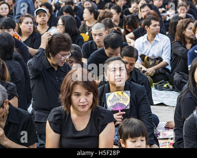 Bangkok, Thailand. 20. Oktober 2016. Thais warten, um in den Grand Palace, die Ehre der späten Bhumibol Adulyadej, der König von Thailand. Der König starb 13. Oktober 2016. Er war 88. Sein Tod kam nach einer Zeit der nachlassende Gesundheit. Bhumibol Adulyadej wurde am 5. Dezember 1927 in Cambridge, Massachusetts, geboren. Er war der neunte Monarch von Thailand aus der Chakri-Dynastie und ist auch bekannt als Rama IX. Bildnachweis: ZUMA Press, Inc./Alamy Live-Nachrichten Stockfoto