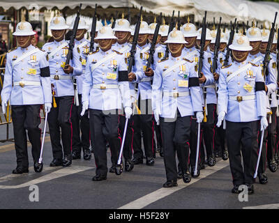 Bangkok, Thailand. 20. Oktober 2016. Eine Ehrengarde der thailändischen Armee marschiert in den großen Palast von Sanam Luang, Trauer-Riten für die späten BaBhumibol Adulyadej, der König von Thailand an. Der König starb 13. Oktober 2016. Er war 88. Sein Tod kam nach einer Zeit der nachlassende Gesundheit. Bhumibol Adulyadej wurde am 5. Dezember 1927 in Cambridge, Massachusetts, geboren. Er war der neunte Monarch von Thailand aus der Chakri-Dynastie und ist auch bekannt als Rama IX. Bildnachweis: ZUMA Press, Inc./Alamy Live-Nachrichten Stockfoto