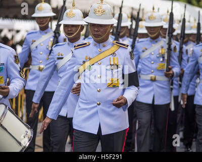 Bangkok, Thailand. 20. Oktober 2016. Eine Ehrengarde der thailändischen Armee marschiert in den großen Palast von Sanam Luang, Trauer-Riten für die späten BaBhumibol Adulyadej, der König von Thailand an. Der König starb 13. Oktober 2016. Er war 88. Sein Tod kam nach einer Zeit der nachlassende Gesundheit. Bhumibol Adulyadej wurde am 5. Dezember 1927 in Cambridge, Massachusetts, geboren. Er war der neunte Monarch von Thailand aus der Chakri-Dynastie und ist auch bekannt als Rama IX. Bildnachweis: ZUMA Press, Inc./Alamy Live-Nachrichten Stockfoto