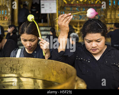 Bangkok, Thailand. 20. Oktober 2016. Beten Sie Menschen, die Trauer über den Tod des verstorbenen Bhumibol Adulyadej, der König von Thailand, in der Wat Phra Kaew, der wichtigste buddhistische Tempel in Thailand. Der König starb 13. Oktober 2016. Er war 88. Sein Tod kam nach einer Zeit der nachlassende Gesundheit. Bhumibol Adulyadej wurde am 5. Dezember 1927 in Cambridge, Massachusetts, geboren. Er war der neunte Monarch von Thailand aus der Chakri-Dynastie und ist auch bekannt als Rama IX. Bildnachweis: ZUMA Press, Inc./Alamy Live-Nachrichten Stockfoto