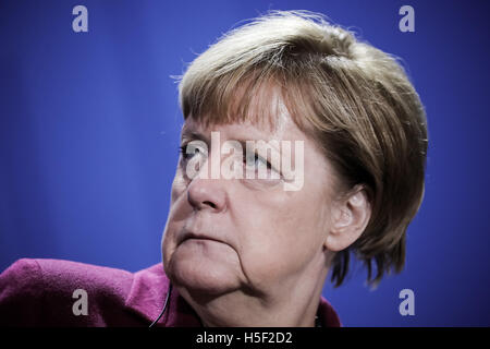 Berlin, Deutschland. 19. Oktober 2016. Bundeskanzlerin Angela Merkel besucht eine Pressekonferenz in Berlin, Deutschland, 19. Oktober 2016. Staats-und Regierungschefs von Deutschland, Frankreich, Russland und der Ukraine treffen sich in Berlin, die Art und Weise weiter zu diskutieren, für der Friedensplan von den vier Nationen im Jahr 2015 vereinbart. Foto: Michael Kappeler/Dpa/Alamy Live News Stockfoto