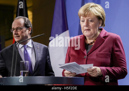 Berlin, Deutschland. 19. Oktober 2016. German chancellor Angela Merkel (R) führt neben der französische Präsident Francois Hollande während einer Pressekonferenz in Berlin, Deutschland, 19. Oktober 2016. Staats-und Regierungschefs von Deutschland, Frankreich, Russland und der Ukraine treffen sich in Berlin, die Art und Weise weiter zu diskutieren, für der Friedensplan von den vier Nationen im Jahr 2015 vereinbart. Foto: Michael Kappeler/Dpa/Alamy Live News Stockfoto
