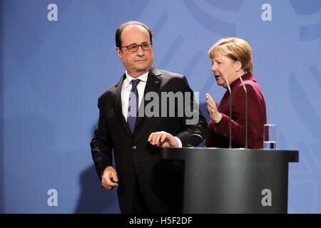 Berlin, Deutschland. 19. Oktober 2016. German chancellor Angela Merkel (R) führt neben der französische Präsident Francois Hollande nach einer Pressekonferenz in Berlin, Deutschland, 19. Oktober 2016. Staats-und Regierungschefs von Deutschland, Frankreich, Russland und der Ukraine treffen sich in Berlin, die Art und Weise weiter zu diskutieren, für der Friedensplan von den vier Nationen im Jahr 2015 vereinbart. Foto: Michael Kappeler/Dpa/Alamy Live News Stockfoto