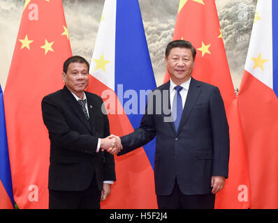 Peking, China. 20. Oktober 2016. Chinese President Xi Jinping (R) führt Gespräche mit seinem philippinischen Kollegen Rodrigo Duterte in Peking, Hauptstadt von China, 20. Oktober 2016. © Li Xueren/Xinhua/Alamy Live-Nachrichten Stockfoto