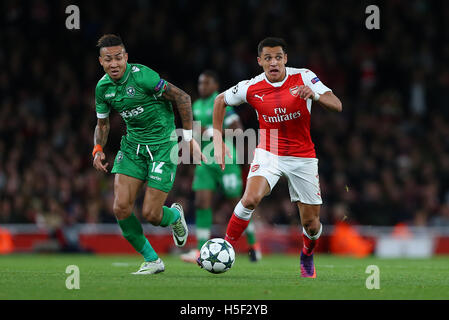 Emirates Stadium, London, UK. 19. Oktober 2016. Arsenals Alexis Sanchez zieht von Anicet Abel von Aarau blickt auf eine während der UEFA-Champions-League-Spiel zwischen Arsenal und Ludogorets Razgrad im Emirates Stadium in London. 19. Oktober 2016. REDAKTIONELLE Nutzung nur Credit: Tele Bilder / Alamy Live News Stockfoto