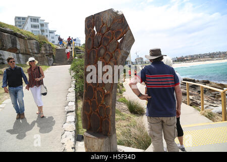 Sydney, Australien. 20. Oktober 2016. Die 20. Skulptur am Meer, Bondi Ausstellung bietet Kunstwerke von über 100 australischen und internationalen Künstlern und ist für die Öffentlichkeit geöffnet vom 20. Oktober bis 6. November 2016. Die Skulpturen sind entlang der Spaziergang entlang der Küste zwischen Bondi und Tamarama Strände ausgestellt. Im Bild: Nummer 2, "Viele viele III" des Künstlers Stephen King von New South Wales. Hergestellt aus stringy Bark. Bildnachweis: Richard Milnes/Alamy Live-Nachrichten Stockfoto