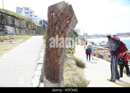 Sydney, Australien. 20. Oktober 2016. Die 20. Skulptur am Meer, Bondi Ausstellung bietet Kunstwerke von über 100 australischen und internationalen Künstlern und ist für die Öffentlichkeit geöffnet vom 20. Oktober bis 6. November 2016. Die Skulpturen sind entlang der Spaziergang entlang der Küste zwischen Bondi und Tamarama Strände ausgestellt. Im Bild: Nummer 2, "Viele viele III" des Künstlers Stephen King von New South Wales. Hergestellt aus stringy Bark. Bildnachweis: Richard Milnes/Alamy Live-Nachrichten Stockfoto