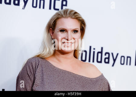 Hamburg, Deutschland. 19. Oktober 2016. Deutsche ehemalige Turnerin Magdalena Brzeska stellt sich auf dem roten Teppich vor dem Urlaub auf Eis-Gala in Hamburg, Deutschland, 19. Oktober 2016. Foto: Markus Scholz/Dpa/Alamy Live News Stockfoto