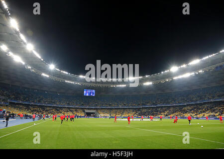 Kiew, Ukraine. 19. Oktober 2016. Panoramische Ansicht der NSK Olimpiyskyi Stadium in Kiew vor UEFA-Champions-League-Spiel zwischen FC Dynamo Kyiv und SL Benfica. Bildnachweis: Oleksandr Prykhodko/Alamy Live-Nachrichten Stockfoto