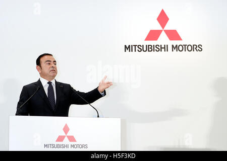 Tokio, Japan. 20. Oktober 2016.  Carlos Ghosn, Chairman und Chief Executive Officer der Nissan Motor Co., Ltd., spricht während einer Pressekonferenz am 20. Oktober 2016, Tokio, Japan. Ghosn hat angekündigt, dass Nissan seine Übernahme der einen 34 % Beteiligung an MMC für 237 Milliarden Yen, immer der größte Einzelaktionär. Bildnachweis: Rodrigo Reyes Marin/AFLO/Alamy Live-Nachrichten Stockfoto