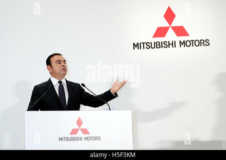 Tokio, Japan. 20. Oktober 2016.  Carlos Ghosn, Chairman und Chief Executive Officer der Nissan Motor Co., Ltd., spricht während einer Pressekonferenz am 20. Oktober 2016, Tokio, Japan. Ghosn hat angekündigt, dass Nissan seine Übernahme der einen 34 % Beteiligung an MMC für 237 Milliarden Yen, immer der größte Einzelaktionär. Bildnachweis: Rodrigo Reyes Marin/AFLO/Alamy Live-Nachrichten Stockfoto