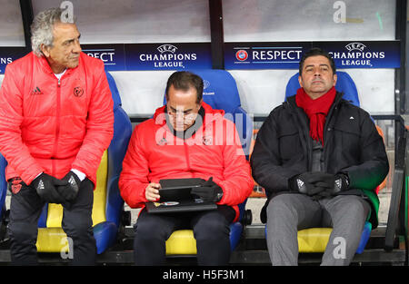 Kiew, Ukraine. 19. Oktober 2016. SL Benfica-Manager Rui Vitoria (R) blickt auf während der UEFA-Champions-League-Spiel gegen den FC Dynamo Kyiv im NSC Olimpiyskyi Stadium in Kiew, Ukraine. Bildnachweis: Oleksandr Prykhodko/Alamy Live-Nachrichten Stockfoto