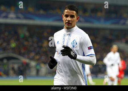 Kiew, Ukraine. 19. Oktober 2016. Derlis Gonzalez des FC Dynamo Kyiv läuft während der UEFA-Champions-League-Spiel gegen SL Benfica im NSC Olimpiyskyi Stadium in Kiew, Ukraine. Bildnachweis: Oleksandr Prykhodko/Alamy Live-Nachrichten Stockfoto