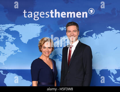 Hamburg, Deutschland. 20. Oktober 2016. Die Moderatoren der deutschen Nachrichten zeigen, dass "Tagesthemen" ("Themen des Tages") Caren Miosga und Ingo Zamperoni posieren für die Kameras in Hamburg, Deutschland, 20. Oktober 2016. Zamperoni Joins Moisga als einer der zwei wichtigsten Moderatoren für die öffentlichen Sender ARD Nachrichten zeigen. Foto: DANIEL BOCKWOLDT/Dpa/Alamy Live News Stockfoto