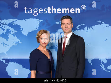 Hamburg, Deutschland. 20. Oktober 2016. Die Moderatoren der deutschen Nachrichten zeigen, dass "Tagesthemen" ("Themen des Tages") Caren Miosga und Ingo Zamperoni posieren für die Kameras in Hamburg, Deutschland, 20. Oktober 2016. Zamperoni Joins Moisga als einer der zwei wichtigsten Moderatoren für die öffentlichen Sender ARD Nachrichten zeigen. Foto: Daniel Bockwoldt/Dpa/Alamy Live News Stockfoto